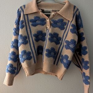 Grey sweater with medium sized blue flower details